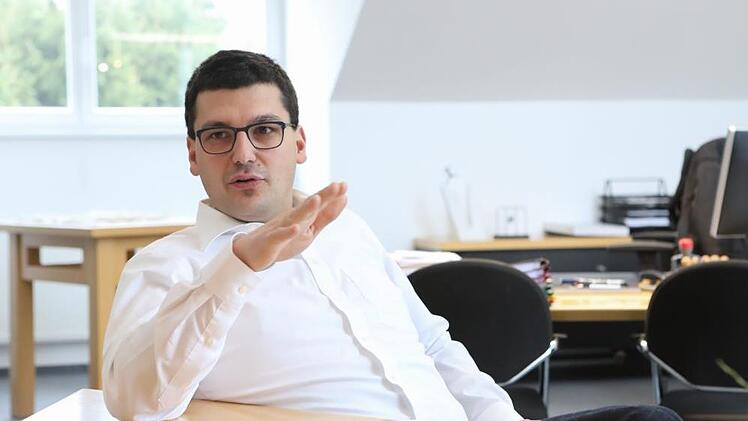Gundelsheims Bürgermeister Jonas Merzbacher erklärt, mit welchen Problemen man in den letzten Jahren zu kämpfen hatte.Barbara Herbst