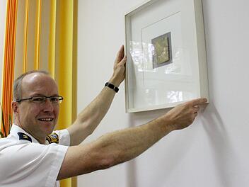 Ein ganz besonderes Erinnerungsstück hat Ralf Neumüller hinter seinem Schreibtisch aufgehängt: Die goldfarbene Fliese des Künstlers Joseph Michael Neustifter erinnert an Neumüllers Einsatz beim Papst-Besuch im Jahre 2006.Ulrike Nauer