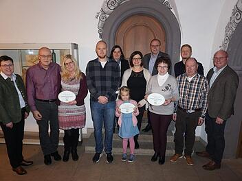 Der Sanierungspreis 2018 der Kreuzbergallianz wurde für besonders gelungene Sanierungen verliehen. Das Bild zeigt von links: die Vorsitzende der Kreuzbergallianz, Oberelsbachs Bürgermeisterin Birgit Erb, Klaus Sacher und Sabine Sowitzki, Familie Enders, dahinter Sandbergs Bürgermeisterin Sonja Reubelt und Schönaus Bürgermeister Rudi Zehe; vorne Familie Reitz und dahinter Innenentwicklungsberater und Allianzmanager Sascha Köpf sowie Bischofheims Bürgermeister Georg Seiffert. Foto: Marion Eckert