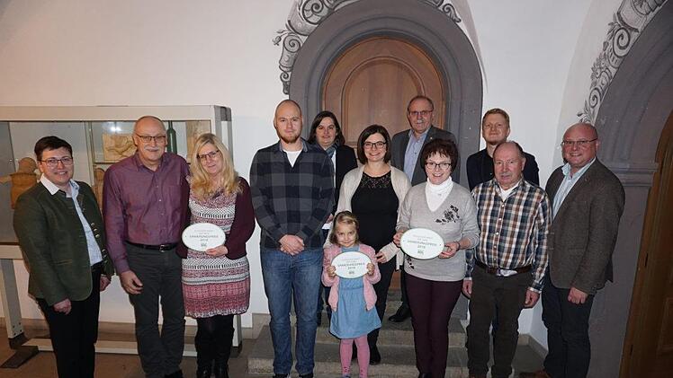 Der Sanierungspreis 2018 der Kreuzbergallianz wurde für besonders gelungene Sanierungen verliehen. Das Bild zeigt von links: die Vorsitzende der Kreuzbergallianz, Oberelsbachs Bürgermeisterin Birgit Erb, Klaus Sacher und Sabine Sowitzki, Familie Enders, dahinter Sandbergs Bürgermeisterin Sonja Reubelt und Schönaus Bürgermeister Rudi Zehe; vorne Familie Reitz und dahinter Innenentwicklungsberater und Allianzmanager Sascha Köpf sowie Bischofheims Bürgermeister Georg Seiffert. Foto: Marion Eckert