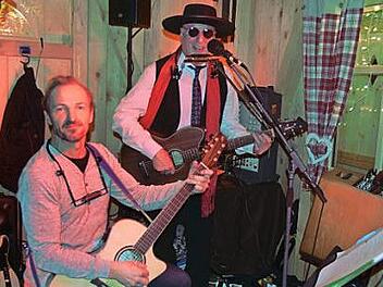 Bernd Meusel (links) und Peter Lachner (rechts) gaben wieder, was die Rocklegenden in fast sechs Jahrzehnten angesammelt hatten. Foto: Stöckel