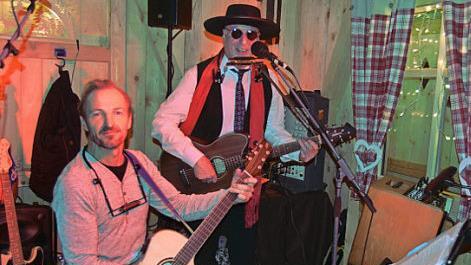 Bernd Meusel (links) und Peter Lachner (rechts) gaben wieder, was die Rocklegenden in fast sechs Jahrzehnten angesammelt hatten. Foto: Stöckel