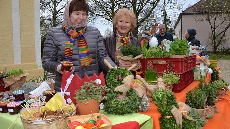 Kräutertöpfe, Kräuterstecker, bemalte Ostereier und andere Bastelarbeiten verkauften Madlen Maurin und Doris Schmitt ebenfalls für den Bad Bockleter Freundeskreis um Pfarrer Martin.  Foto: Peter Rauch
