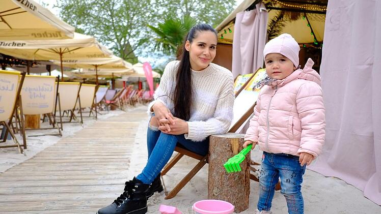 Mama Samantha und ihre Tochter Mila freuen sich auch: Der Stadtstrand in Nürnberg hat wieder geöffnet. Foto: Nikolas Pelke