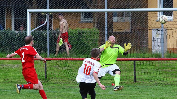 Peestens Torwart  Florian Braunersreuther kann diesen Schuss halten. Foto: Monika Limmer