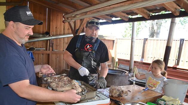 Kesselmaster J&ouml;rg Heydt (Mitte) hat mit Tochter Luci und Stefan Hirsch tatkr&auml;ftige Unterst&uuml;tzung.  Fotos: Bernhard Panzer