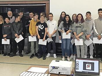 Die am Projekt "Schüler helfen Senioren - Handybedienung" teilnehmenden Schüler erhielten Zertifikate für ihren Einsatz für das Gemeinwohl. Foto: Carmen Schwind