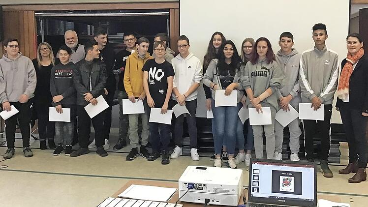 Die am Projekt "Schüler helfen Senioren - Handybedienung" teilnehmenden Schüler erhielten Zertifikate für ihren Einsatz für das Gemeinwohl. Foto: Carmen Schwind
