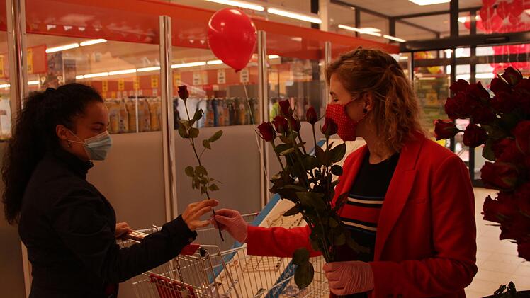 Für die Kunden gab es Blumen.   Foto: Yannick Hupfer