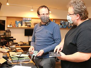 Das kleine, unscheinbare Kästchen, das Jan Fischer (links, mit seinem Mitarbeiter Stefan Lehner) in Händen hält, ein sogenannter Thin-Client, könnte seiner Meinung nach die Lösung des digitalen Dilemmas an unseren Schulen sein. Foto: Christine Fischer