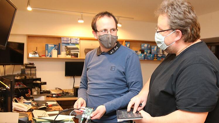 Das kleine, unscheinbare Kästchen, das Jan Fischer (links, mit seinem Mitarbeiter Stefan Lehner) in Händen hält, ein sogenannter Thin-Client, könnte seiner Meinung nach die Lösung des digitalen Dilemmas an unseren Schulen sein. Foto: Christine Fischer