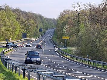 Die neue Vorfahrtssituation soll die Verkehrssicherheit an der Pyramidenkreuzung erhöhen. Manche Autofahrer sind dadurch aber irritiert. Foto: Heike Beudert