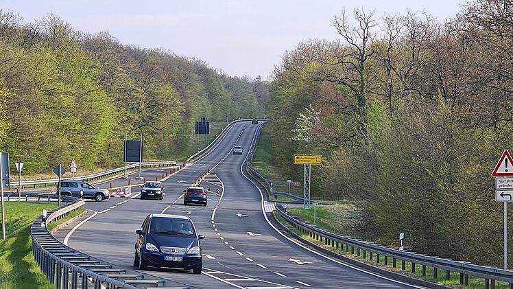 Die neue Vorfahrtssituation soll die Verkehrssicherheit an der Pyramidenkreuzung erhöhen. Manche Autofahrer sind dadurch aber irritiert. Foto: Heike Beudert