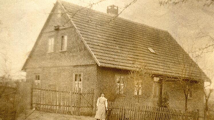Das Kaiserhaus ist auch im neuen Buch "Heimat Schönderling" veröffentlicht. Es zeigt Frieda Kaiser   in der Birkenstraße um 1910.
