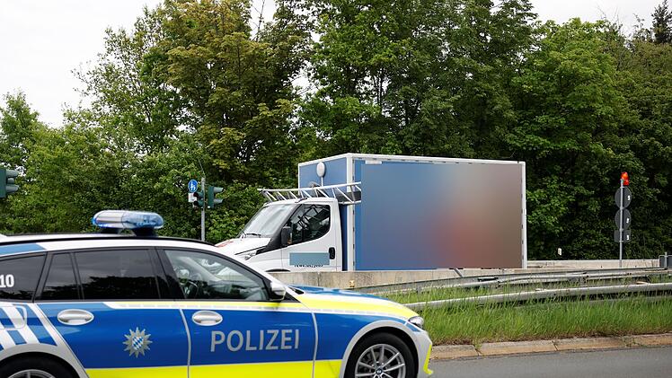 Schon wieder bleibt Fahrzeug auf maroder Zirndorfer Brücke hängen