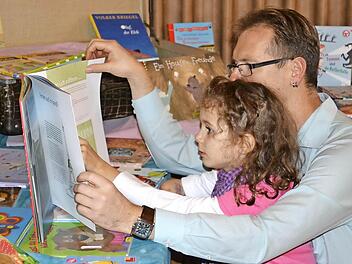 Lesen macht Spaß: Beim Ramsthaler Buchmessenfest nutzten auch diese beiden die Gelegenheit, sich zu informieren.  Foto: Andreas Lomb