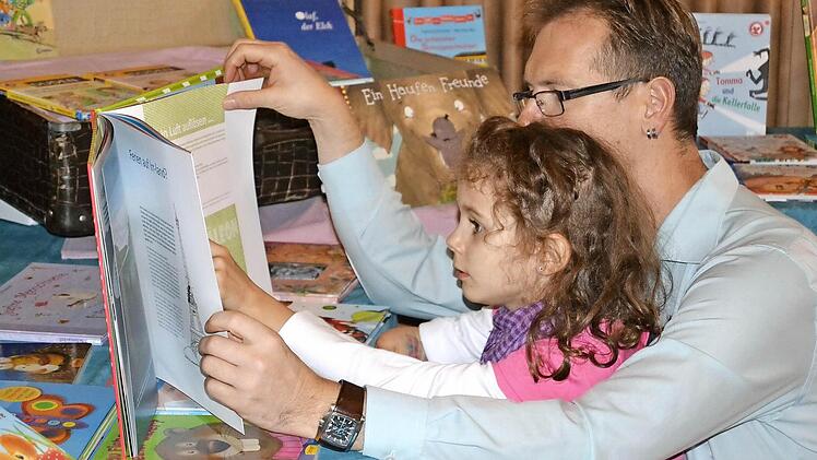 Lesen macht Spaß: Beim Ramsthaler Buchmessenfest nutzten auch diese beiden die Gelegenheit, sich zu informieren.  Foto: Andreas Lomb