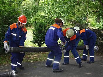 Die Gruppe Steinberg II kuppelt eine Saugleitung.  Foto: Heike Schülein