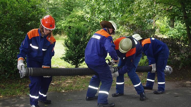 Die Gruppe Steinberg II kuppelt eine Saugleitung.  Foto: Heike Schülein