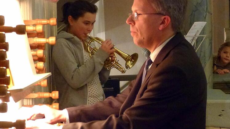 Jennifer und Thomas Grünke bei ihrer Intrade für Trompete und Orgel. Foto: Dieter Hübner