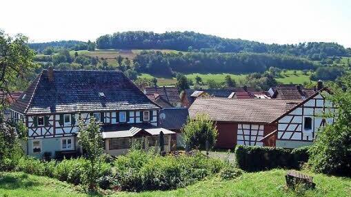 Der heutige Krappmanns-Hof in Uetzing mit dem erhaltenen Wohngebäude (links) und den modernisierten Stallungen Foto: Andreas Welz