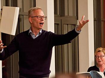 Peter Stengleint probt mit dem Coburger Bachchor probt Monteverdis "Marienvesper". Das Werk erklingt beim "Baustellenkonzert" am Sonntag, 22. November, in der Morizkirche.Foto: Jochen Berger