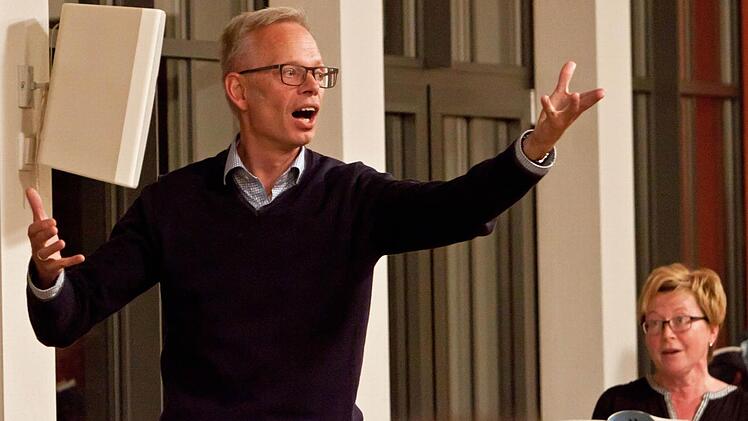 Peter Stengleint probt mit dem Coburger Bachchor probt Monteverdis "Marienvesper". Das Werk erklingt beim "Baustellenkonzert" am Sonntag, 22. November, in der Morizkirche.Foto: Jochen Berger