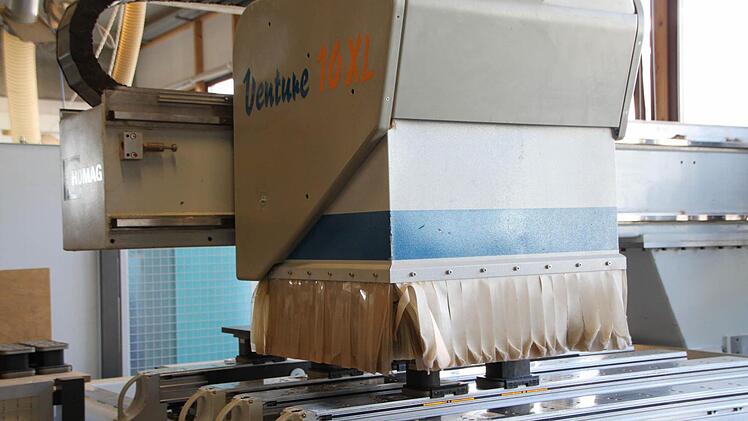 Auch die CNC-Maschine weiß genau, was sie tun soll: Sie bohrt jedes Loch genau da, wo es hingehört. Foto: Ulrike Müller