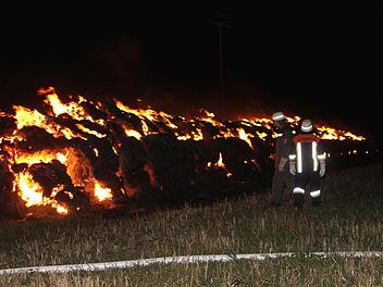 Rund 120 ballen Stroh standen lichterloh in Flammen
