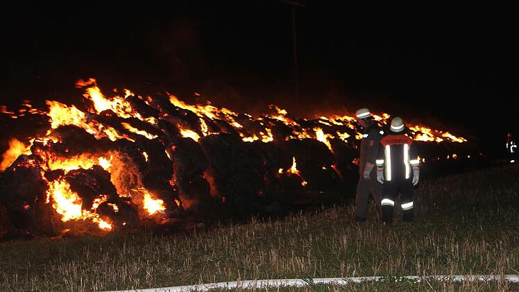 Rund 120 ballen Stroh standen lichterloh in Flammen