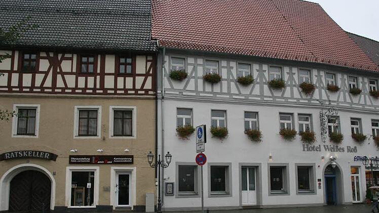 Das "Weiße Roß" am Marktplatz, so Vera Lauterbach, wird definitiv kein Gasthaus mehr werden. Auch der "Ratskeller" (links) steht schon lange leer. Foto: Archiv
