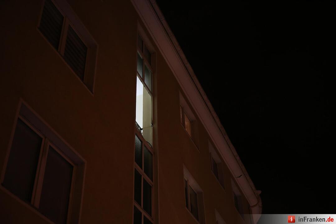 Winterliche Straßenverhältnisse sorgen für geborstene Fensterscheiben - Brummifahrer rutscht in Laterne - Straßenbeleuchtung kracht in Mehrfamilienhaus