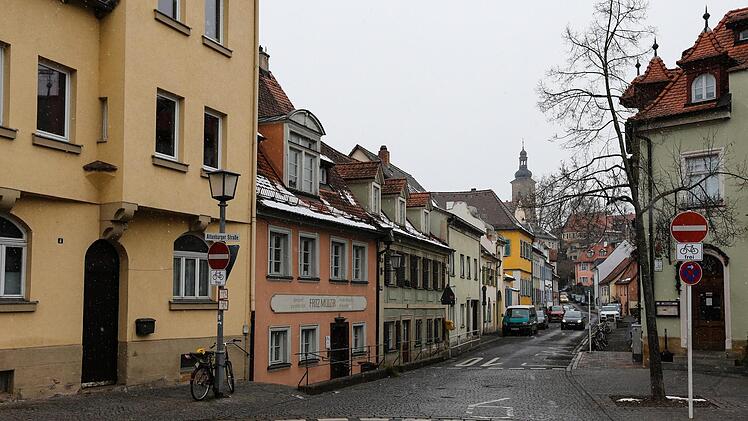 Ab Dienstag, 20. Februar, kann  hier keiner mehr durchfahren: Im unteren Abschnitt der Sutte  (im Bild) beginnt dann der Wasserleitungsbau.  Matthias Hoch