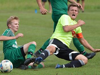 Eine untypische Szene für Tobias Dalke (rechts), denn Grätschen sind eigentlich überhaupt nicht seine Sache. Der "Sechser" bevorzugt vor allem das einfache Spiel, vor allem flache, präzise Pässe; links der Marktzeulner Philipp Hartmann. Foto: CT-Archiv