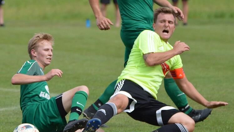 Eine untypische Szene für Tobias Dalke (rechts), denn Grätschen sind eigentlich überhaupt nicht seine Sache. Der "Sechser" bevorzugt vor allem das einfache Spiel, vor allem flache, präzise Pässe; links der Marktzeulner Philipp Hartmann. Foto: CT-Archiv