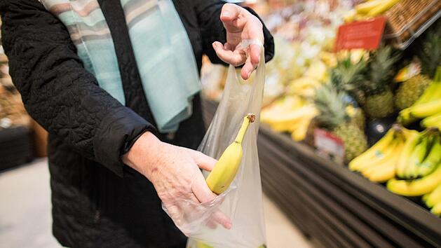 Nur ein Bereich, in dem Plastik in Superm&auml;rkten eingespart werden k&ouml;nnte: Statt der Plastikt&uuml;te vom Markt, tut es auch ein Stoffbeutel von zuhause. Foto: Marcel Kusch/dpa/dpa-Bildfunk