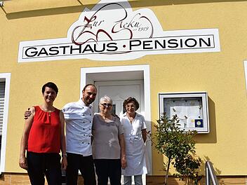 Vor der Wirtschaft (v. l.): Melanie und Stefan Schottdorf, Gretl und Klothilde Schottdorf Foto: Petra Malbrich