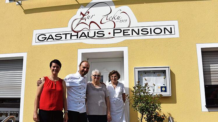 Vor der Wirtschaft (v. l.): Melanie und Stefan Schottdorf, Gretl und Klothilde Schottdorf Foto: Petra Malbrich