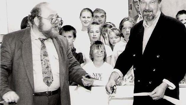 Am 3. Oktober 1990, dem heutigen Tag der Deutschen Einheit, gab es anl&auml;sslich des Partnerschaftsvertrages einige feierliche Handlungen zwischen dem Eisfelder B&uuml;rgermeister Gerd Braun (links) und seinem Ahorner Amtskollegen und Freund Wolfgang Dultz.