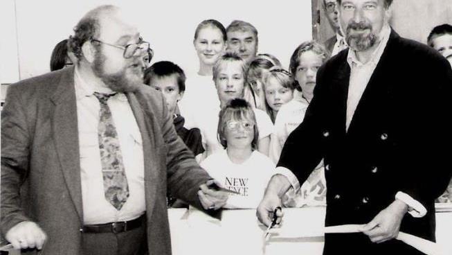Am 3. Oktober 1990, dem heutigen Tag der Deutschen Einheit, gab es anlässlich des Partnerschaftsvertrages einige feierliche Handlungen zwischen dem Eisfelder Bürgermeister Gerd Braun (links) und seinem Ahorner Amtskollegen und Freund Wolfgang Dultz.