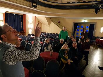 Volker Heißmann  erklärt,  wie man  ein  Theater nach oben bringt.Ekkehard Roepert