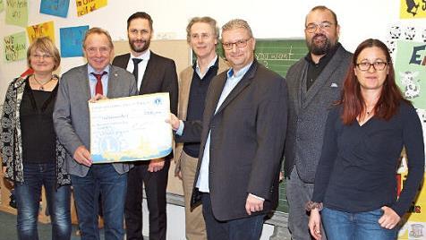 Bei der Spendenübergabe (von links): Cornelia Schaller, Walter Mackert, Christoph Bäumel, Manfred Büdenbender, Bernd Schick, Johannes Morhard und Sabine Wenninger Foto: Alfred Thieret