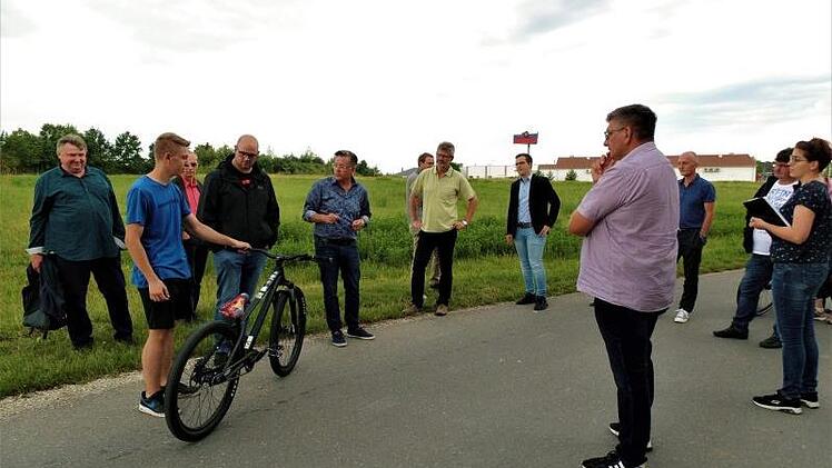 Fabian Lamm zeigt dem Gremium sein Dirtbike