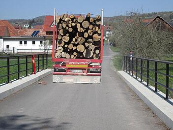 Der Brückenneubau in Obererthal hält auch Schwerlastverkehr aus wie sich vor Ort zeigte.