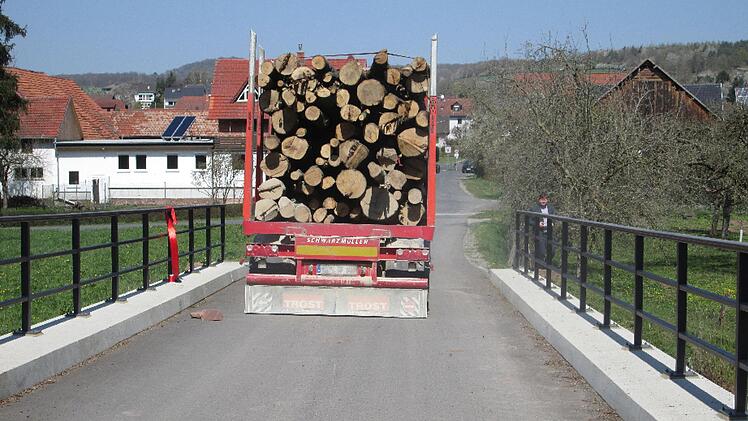 Der Brückenneubau in Obererthal hält auch Schwerlastverkehr aus wie sich vor Ort zeigte.