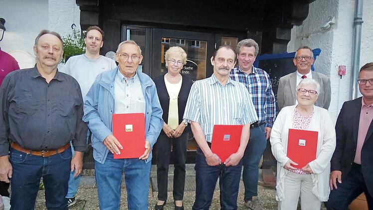 Ehrungen beim SPD-Ortsverein Neuenmarkt-Hegnabrunn; im Bild (von links) stellvertretender Vorsitzender Carsten Warzecha, Vorsitzender Alfred Faßold, stellvertretender Vorsitzender Mathias Faßold, Ehrenmitglied Hermann Ruppel, AsF-Vorsitzende Gudrun Knörrer, Gerhard Fuchs, stellvertretender Vorsitzender Dietmar Hoch, Erika Popp, Ralf Beutner und Bezirksrat Holger Grieshammer.