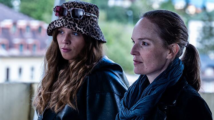 Die Polizistinnen Rebecca Wohlfahrt (Lilja van der Zwaag, links) und die bereits aus Film eins bekannte Franziska Conte (Julia Koch) unterstützen Lukas Geier bei seinen - unfreiwilligen - Einsätzen.