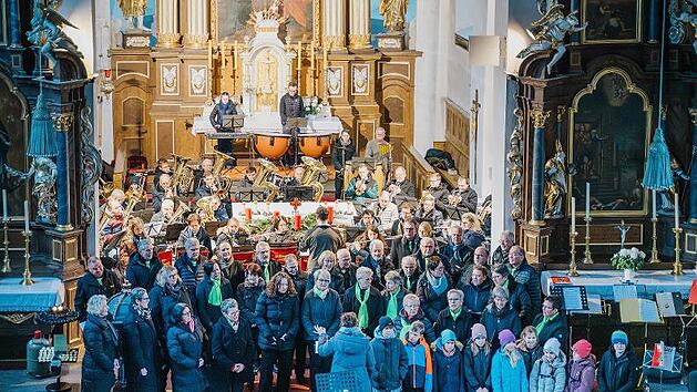 Gemeinschaftsbild vom Adventskonzert.