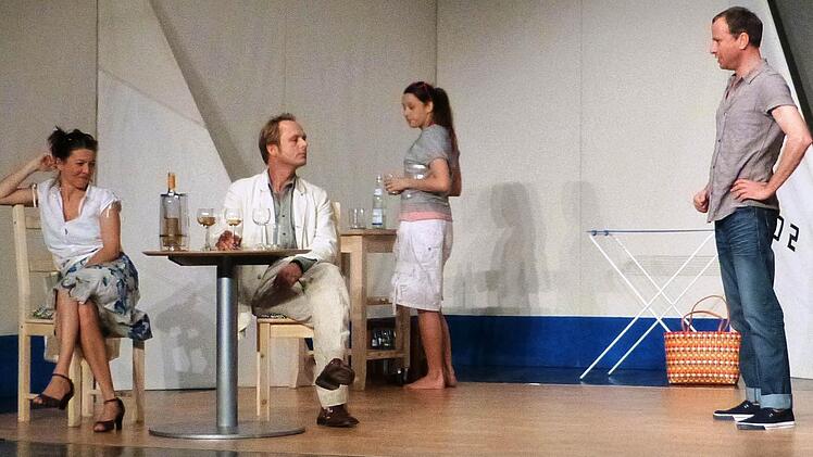 Das Stück "Ein fliehendes Pferd" wurde zur Premiere der neuen Saison 2012/ 2013 des Theaterringes im Kurtheater in Bad Kissingen aufgeführt (Szenenfoto). Foto: Gerhild Ahnert