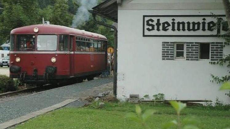 Auf der Erde: Der "Rote Brummer" rollt in den Steinwiesener Bahnhof ein. Foto: Archiv
